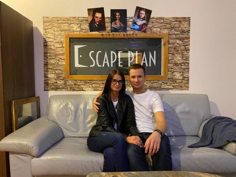 Dominika a Dávid, majitelia Escape Game Žilina, po prejdení únikovej hry Rodinné tajomstvá v Escapeplan.sk v Námestove